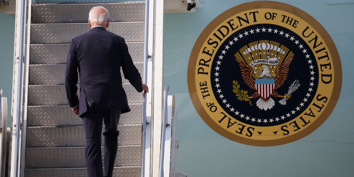 Prezydent USA wchodzi na pokład Air Force One, opuszczając Japonię.