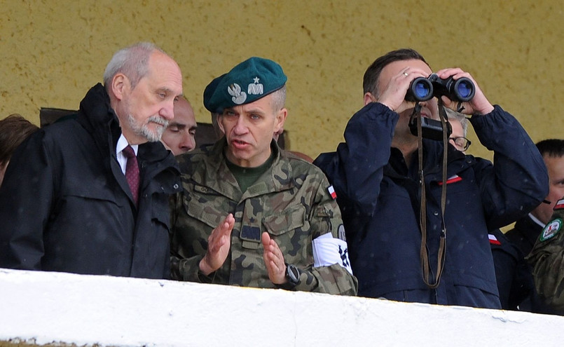 Prezydent Andrzej Duda (P), minister obrony narodowej Antoni Macierewicz (L) i gen. bryg. Dariusz Górniak (C), obserwują ćwiczenia Anakonda-16