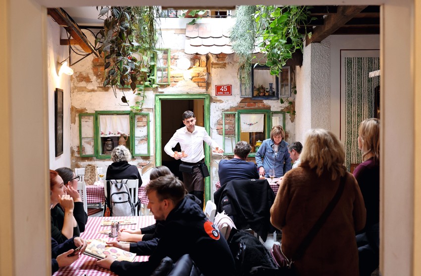Restorani su uređeni u domaćem stilu, oko čijeg dizajna je pomogao slikar Dragan Gačnik. Sve dekoracije imaju svoju ulogu, pre svega crveni karirani stolnjaci: oni vizuelno signaliziraju domaći restoran iz daljine i time su zaslužili pravo na postojanje, iako bi ih mladi direktor, da je reč samo o brojevima, najradije ukinuo..