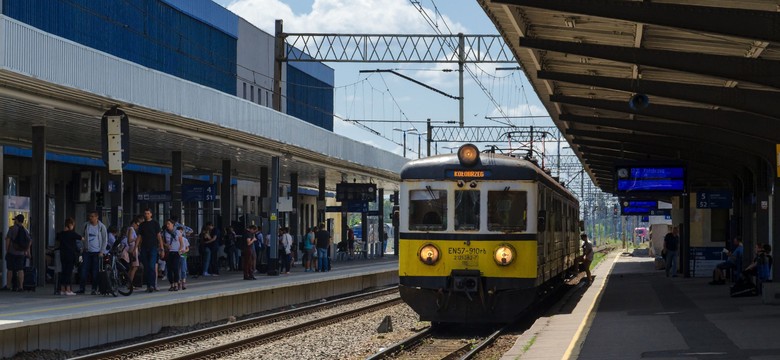 Szkoły po reformie nie mają właściwych pieczątek. Konduktor wyrzucił 12-latka z pociągu z powodu jej braku
