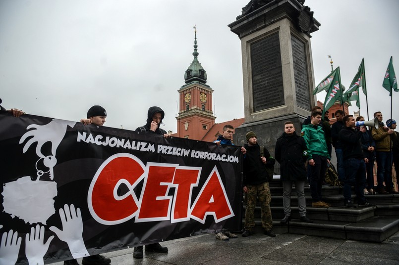 Protest pod hasłem "CETA precz!" zorgnizowany przez Młodzież Wszechpolską na Placu Zamkowym w Warszawie