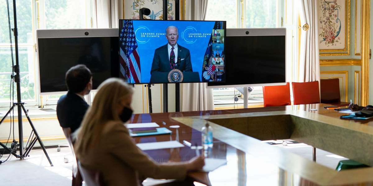 Wirtualny Szczyt Klimatyczny. Zdjęcie z Pałacu Elizejskiego w Paryżu, na ekranie telewizora prezydent USA, Joe Biden