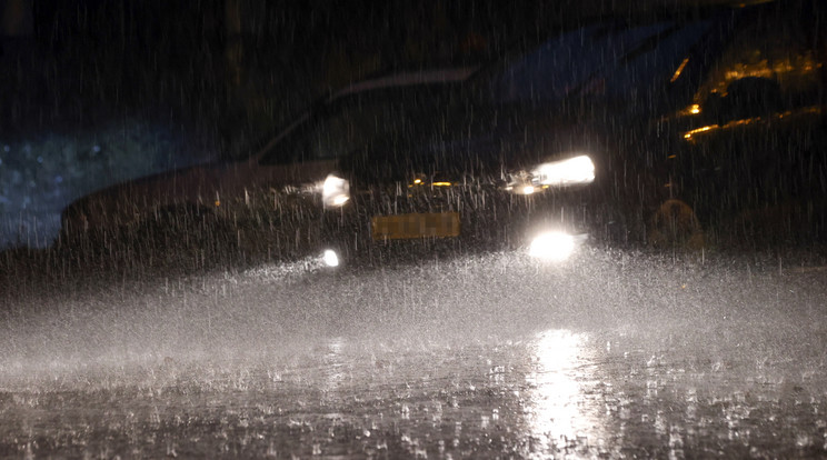 Szakadt az eső Budapesten szerda este / Fotó: Fuszek Gábor