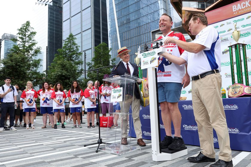 Na zdjęciach Hot Dog Eating Contest w Nowy Jorku 2021