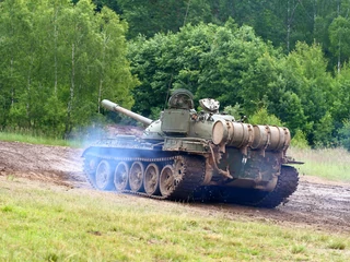 Wojnie Rosji z Ukrainą coraz większą rolę odgrywają przestarzałe czołgi odziedziczone w spadku po ZSRR. Obie strony konfliktu znajdują dla nich kreatywne zastosowania. fot. Adam Hauner (CC BY-SA 4.0)