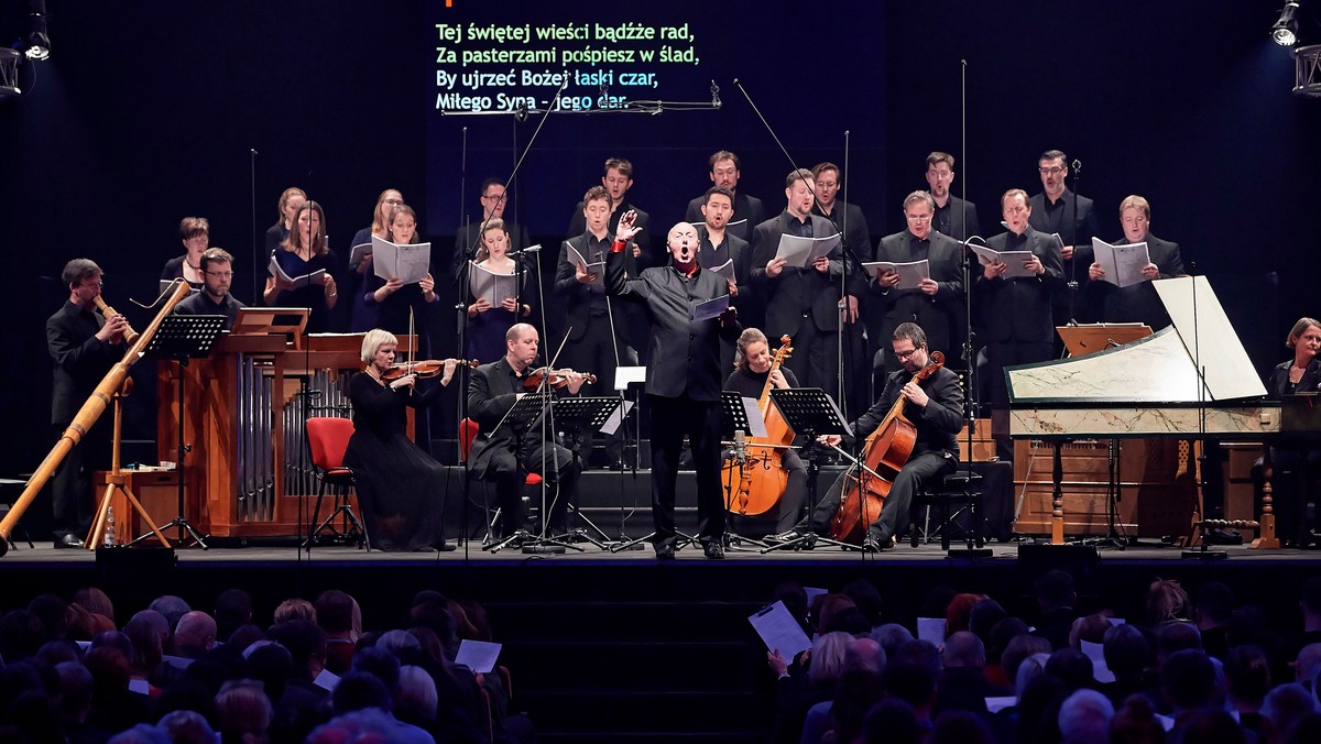 Paul McCreesh dyryguje brytyjskim zespołem Gabrieli Consort & Players podczas finałowego koncertu festiwalu Actus Humanus Nativitas w Gdańsku, 15 grudnia 2019 r.