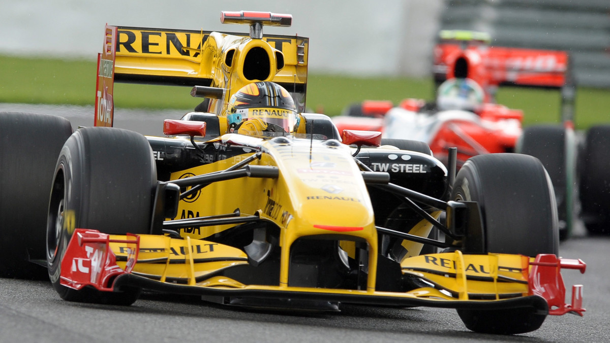 Robert Kubica zaprezentował się z bardzo dobrej strony podczas piątkowych treningów na torze Suzuka przed GP Japonii. Polski kierowca teamu Renault dwukrotnie zajął trzecie miejsce, za każdym razem ustępując jedynie kierowcom Red Bulla - Sebastianowi Vettelowi i Markowi Webberowi.