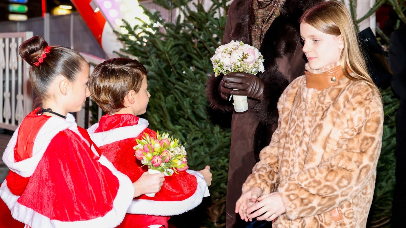 Monacká kňažná Charlene a princezná Gabriella počas otvorenia vianočnej dedinky v Monaku. 5. decembra 2025