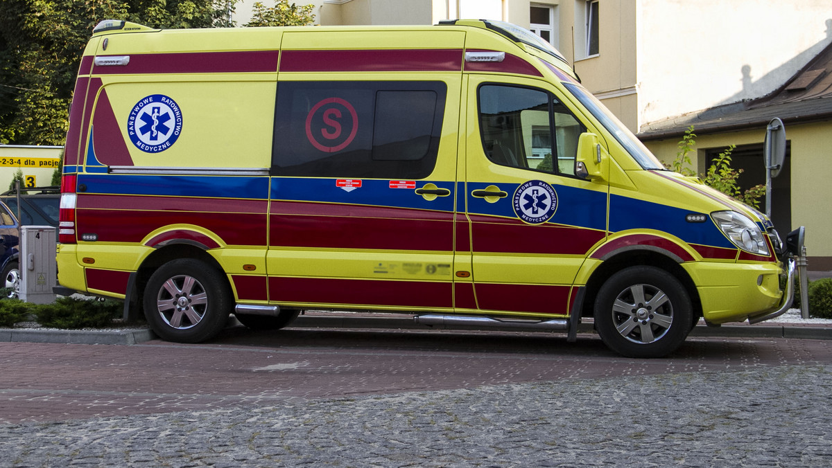 Trzy osoby, w tym dwoje dzieci, przewieziono w piątek do szpitala po wypadku na drodze krajowej nr 9 Radom-Rzeszów w Łążku (Świętokrzyskie). W busa przewożącego niepełnosprawne dzieci, uderzył osobowy ford – poinformowała policja.