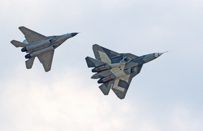 Melodią przyszłości ze stajni Suchoja są myśliwce piątej generacji Suchoj T-50, PAK FA o zmniejszonej wykrywalności dla radarów (technologia stealth). Dużą zaletą tych najnowocześniejszych rosyjskich myśliwców jest możliwość osiągania prędkości naddźwiękowej bez użycia dopalacza, co dodatkowo zmniejsza wykrywalność przez radary. W 2012 roku istniały 4 prototypy tego modelu. Konstrukcja ta miała być odpowiedzią na amerykańskie wielozadaniowe F-22 Raptor. PAK FA ma się nazywać Su-50, a jego wprowadzenie do służby jest planowane na 2015 rok. Po 2016 roku rosyjska armia ma dysponować 60 maszynami tego typu. Docelowo przewiduje się zapotrzebowanie na 180 samolotów T-50. Na zdj. Samolot myśliwski piątej generacji T-50 PAK FA (z prawej,) oraz MiG-29 (z lewej) podczas obchodów stulecia Rosyjskich Sił Powietrznych w Żukowsku w Rosji. Fot. Meoita / Shutterstock.com
