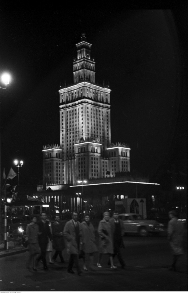 Pałac Kultury i Nauki w Warszawie. Widok oświetlonego budynku w nocy od strony skrzyżowania ulic Marszałkowskiej i Świętokrzyskiej (1955 r.)