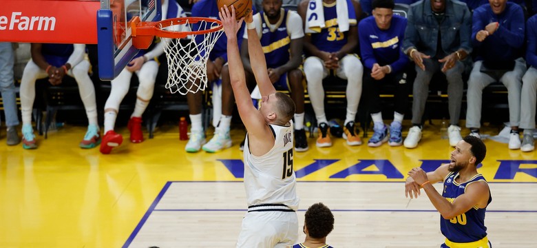 Triple-double Jokica. Nuggets lepsi od Warriors [WIDEO]