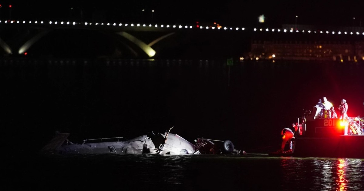 Sokkoló: videón, ahogy az amerikai utasszállító repülőgép és a katonai helikopter egymásba csapódik