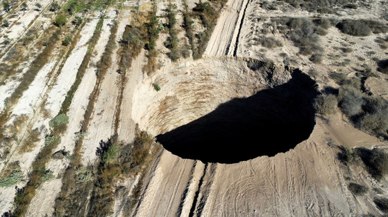 W Chile pojawiła się gigantyczna dziura w ziemi. Najbliższy dom jest zaledwie kilkaset metrów dalej. Mieszkańcy są przerażeni