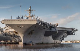 iran twierdzi, że trafił uss abraham lincoln. cztery pociski trafiły w