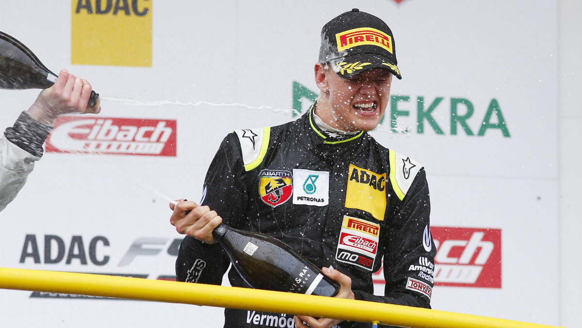 Nastoletni syn Michaela Schumachera Mick efektownie przywitał się z nową serią wyścigową. W wyścigu ADAC Formel 4 w Oschersleben 16-latek zajął dziewiąte miejsce i zdobył nagrodę dla najlepszego debiutanta.