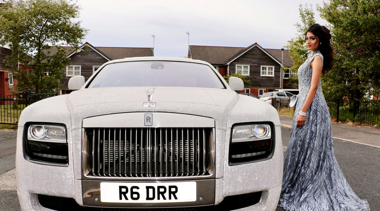 Sanah Akhtar egy 181 millió forint értékű Swarovski-kristályokkal díszített Rolls-Royce-szal utazhatott /Fotó: Northfoto 