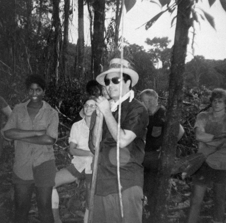 "Wielebny Jones" wraz z wyznawcami. Zdjęcie pochodzi z albumu znalezionego w Jonestown już po śmierci mieszkańców oraz samego Jonesa