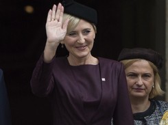 Jej niestraszny nawet postarzający fiolet: londyńskie stylizacje Agaty Dudy