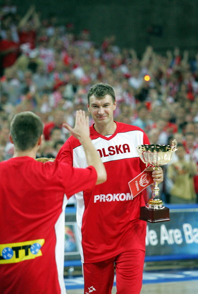 Adam Wójcik odbiera puchar za 150. występ w reprezentacji Polski. Wrocław, 2009 r.