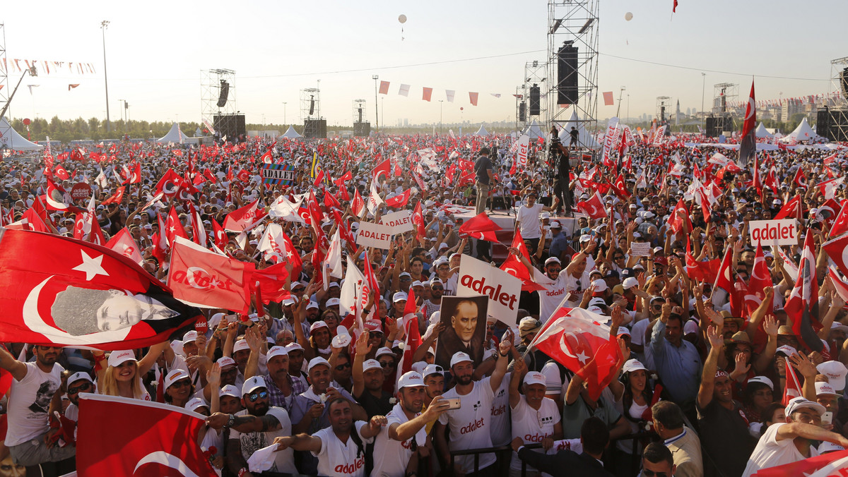 Setki tysięcy Turków biorą udział w wiecu na azjatyckim brzegu Bosforu na zakończenie 25-dniowego "Marszu sprawiedliwości", którego uczestnicy przeszli 450 kilometrów z Ankary do Stambułu, aby zaprotestować przeciw arbitralnemu stosowaniu prawa przez rząd.
