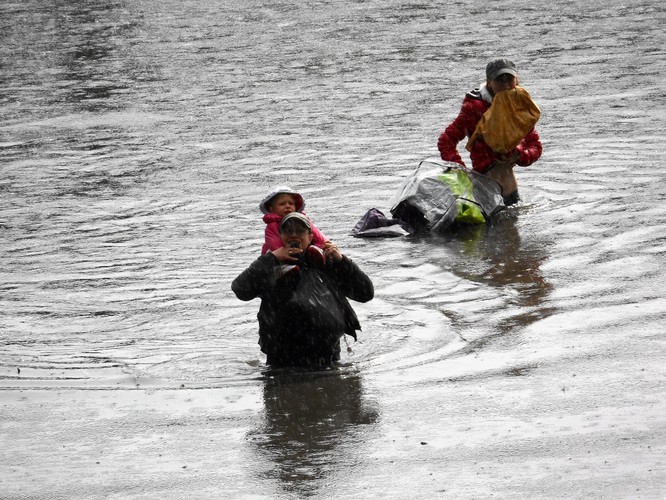 Zatopiony odcinek Trasy Armii Krajowej na wysokości ulicy Adama Mickiewicza.