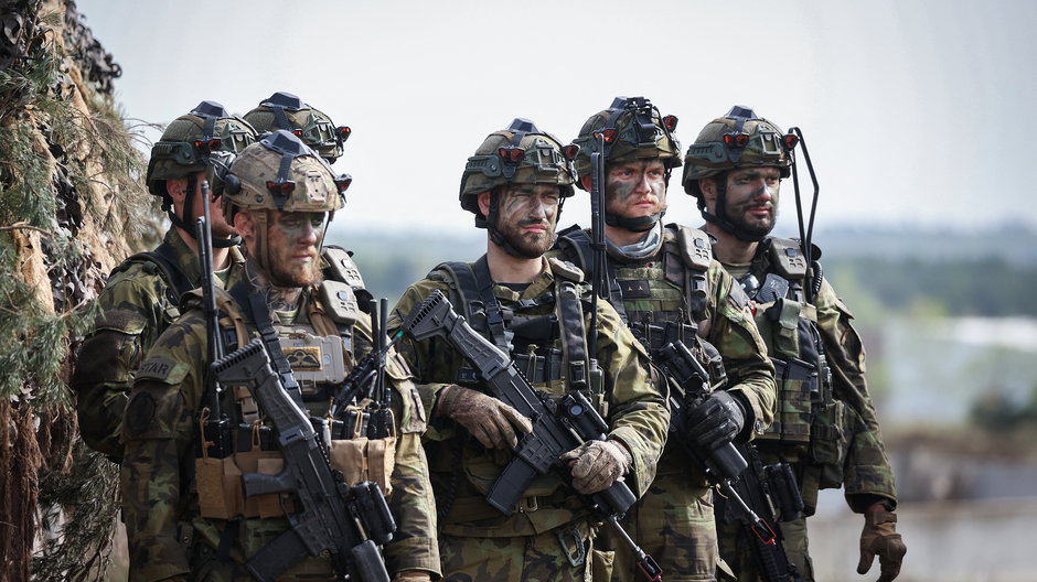 Żołnierze czeskiej armii podczas międzynarodowych ćwiczeń wojskowych "Wettin Sword 2024", w których biorą udział czescy, norwescy i niemieccy wojskowi, Gardelegen, Niemcy, 8 kwietnia 2024 r.