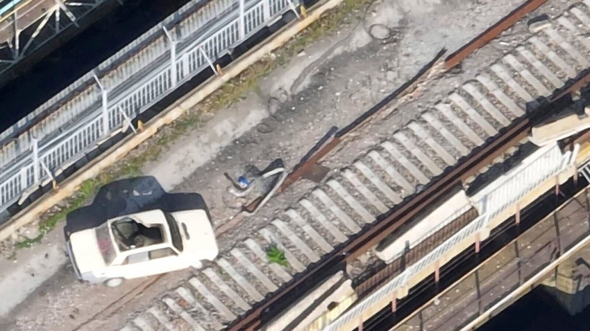 Fotografija ukrajinske vojske od 28. maja prikazuje automobil na brani Kahovka navodno pun eksploziva