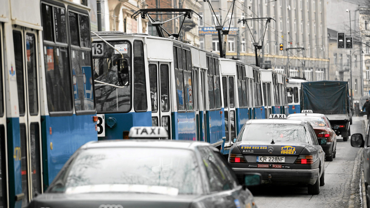 W najbliższych latach tramwaje zwane powszechnie "akwariami" lub "trumnami" znikną z krakowskich ulic. Jak jednak donosi Radio Kraków, nie wiadomo co je zastąpi - nowe czy też sprowadzone z Zachodu składy.