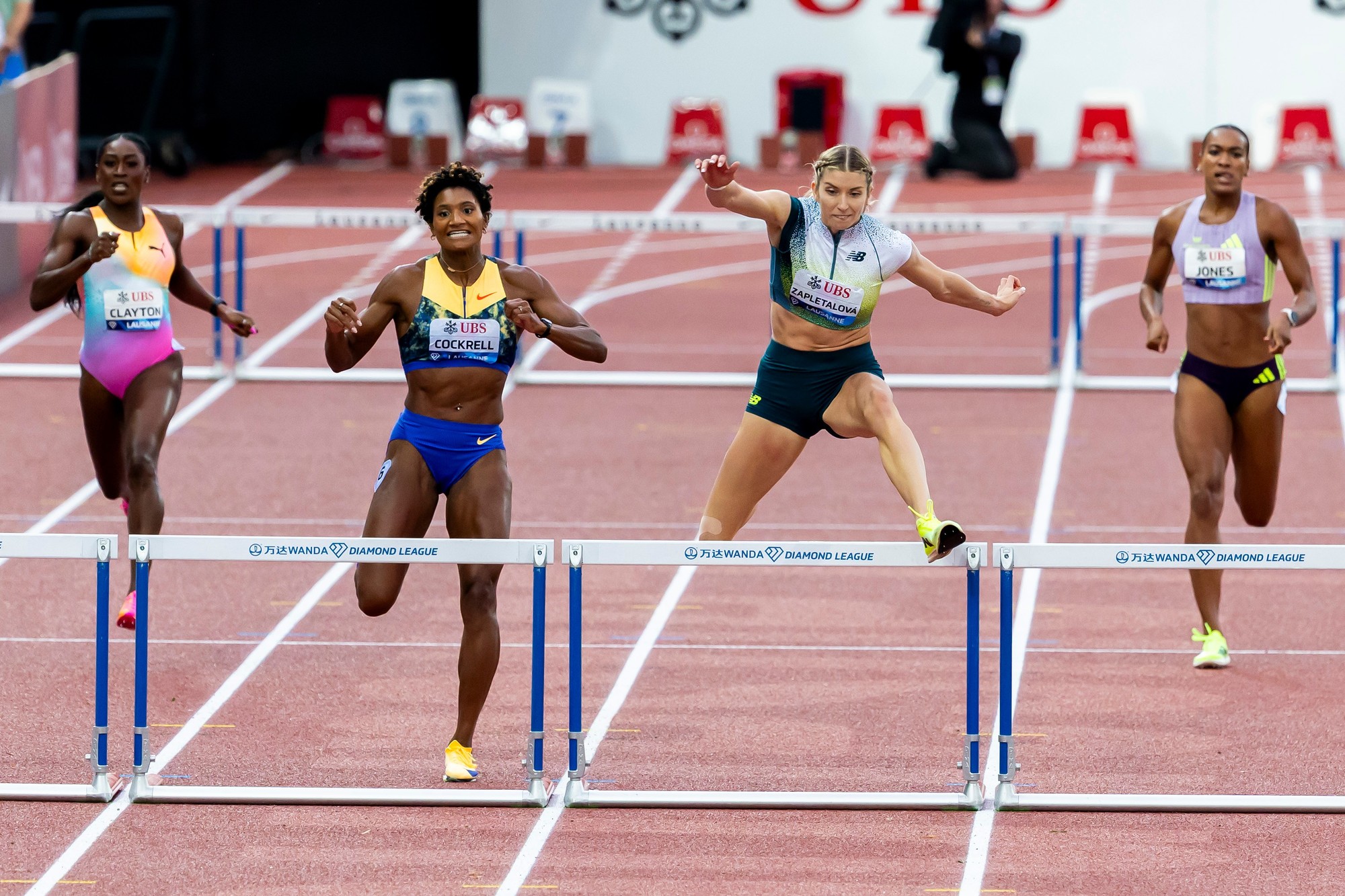Slovenská atlétka Emma Zapletalová (druhá sprava) v behu na 400 m cez prekážky.