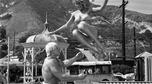 Sharon Tate zeskakująca z trampoliny w ramiona Davida Drapera na planie filmu "Don't Make Waves" w 1966 r.