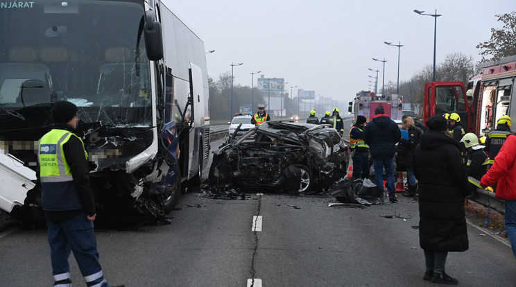 Ütközésben összeroncsolódott személygépkocsi és busz a Ferihegyi repülőtérre vezető gyorsforgalmi út Alpár és a Csata utca közötti szakaszán november 27-én. A balesetben két férfi meghalt /Fotó: MTI/Mihádák Zoltán