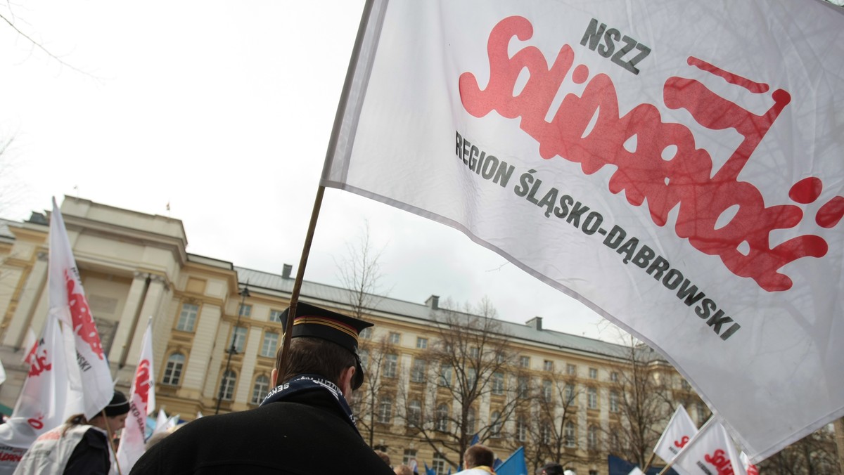 NSZZ "Solidarność" nabrał wiatru w żagle po zebraniu 1,5 mln podpisów pod wnioskiem o referendum ws. reformy emerytalnej. Teraz chce wnieść do Sejmu dwa projekty ustaw dotyczące umów śmieciowych oraz sposobu naliczania składek do ZUS - informuje "Rzeczpospolita".