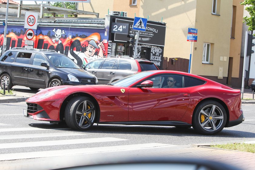 Lewandowski szpanuje swoim Ferrari!