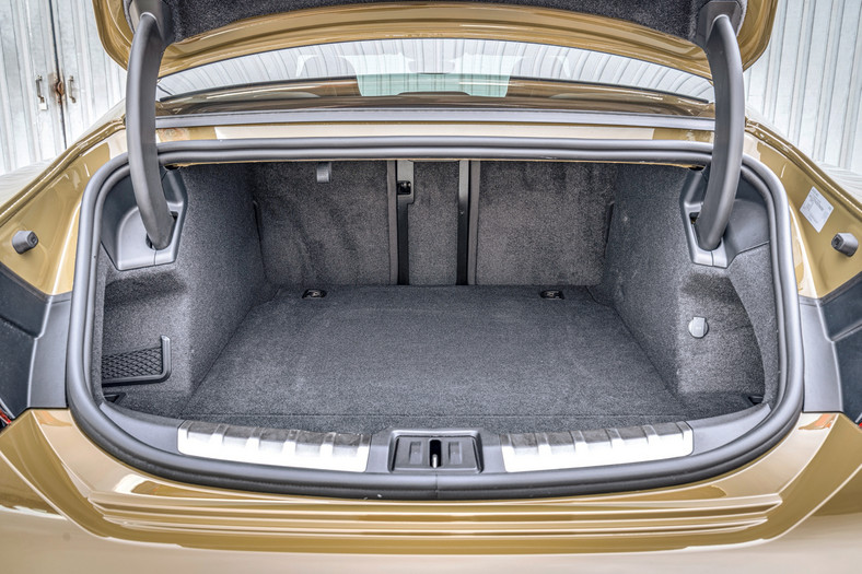 Audi RS e-tron GT (I, 2022) - oparcie można złożyć z podziałem na trzy części. Bagażnik ma tylko 350 litrów. Jak na tak wielkie auto to naprawdę bardzo mało i Audi powinno wziąć korepetycje u Tesli.