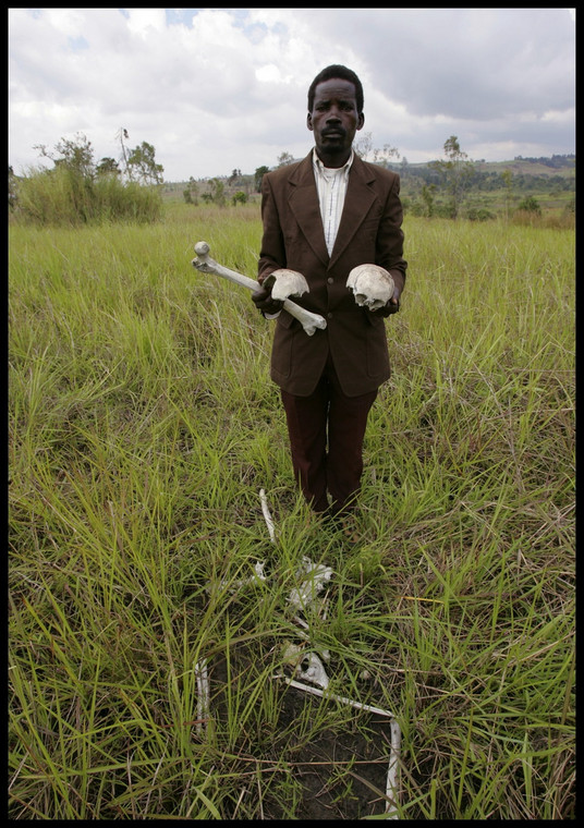 Nauczyciel pokazuje pola śmierci. Kongo 2003, fot. dzięki uprzejmości ZPAF