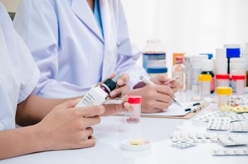 A leghatékonyabb gyógymódnak az E-vitamin és valamely gombaölő készítmény kombinációja bizonyult a köröm problémák megoldásában. A légúti fertőzésekre az antibiotikum, míg a mellkasi folyadék leszívásához sebészi beavatkozásra lehet szükség.