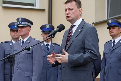 Ówczesny minister spraw wewnętrznych i administracji Mariusz Błaszczak w asyście Komendanta Głównego Policji, nadinspektora Jarosława Szymczyka przywrócił posterunek policji w gminie Łyse. 15.06.2016 r