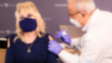 Dolly Parton przyjęła pierwszą dawkę szczepionki przeciw COVID-19, którą pomogła sfinansować