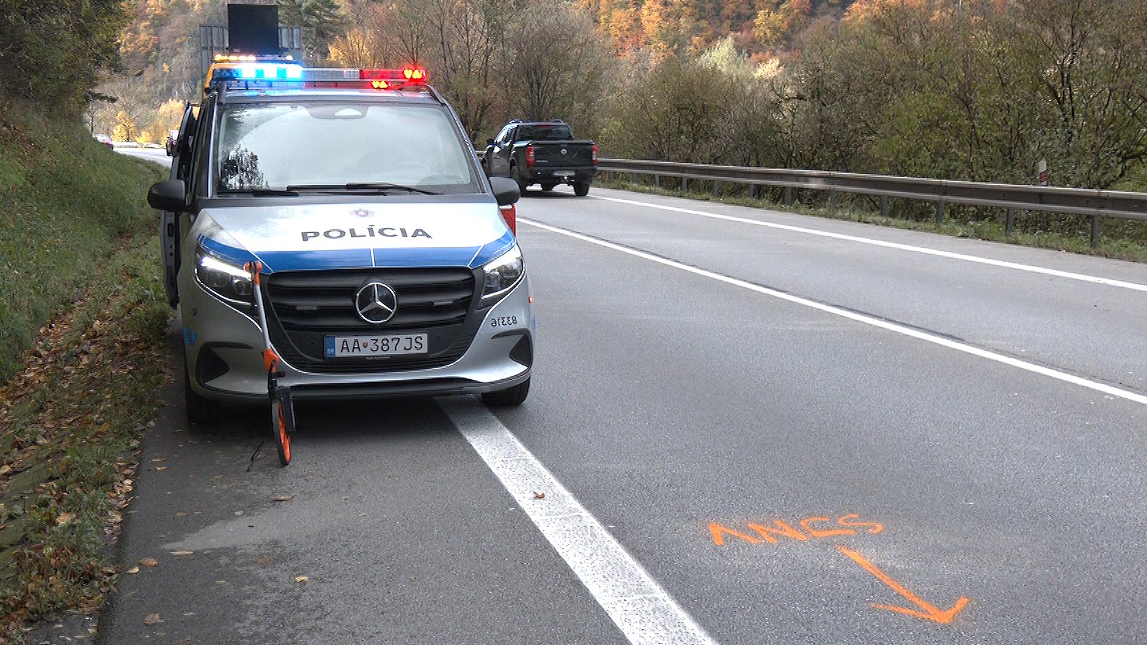 Zásah záchranných zložiek po tragickej nehode na ceste I/11 pri obci Brodno