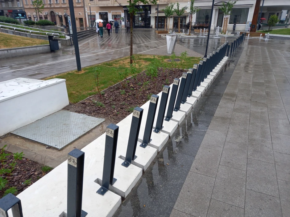 držači na Pozorišnom trgu