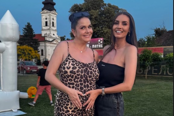 Pevačica posle 17 godina borbe za potomstvo ČEKA BLIZANCE, a sad pozirala u tigrastoj haljini: Trudnički stomak se ocrtava, a ona blista (FOTO)