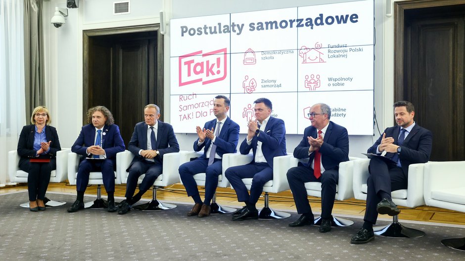 25 maja 2022 r. w Warszawie. Uroczyste podpisanie deklaracji samorządowej przez liderów demokratycznej opozycji, na zdjęciu: Jacek Karnowski, Donald Tusk, Władysław Kosiniak-Kamysz, Szymon Hołownia, Włodzimierz Czarzasty, Rafał Trzaskowski