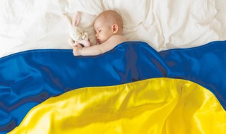 Coraz więcej dzieci z obcym paszportem