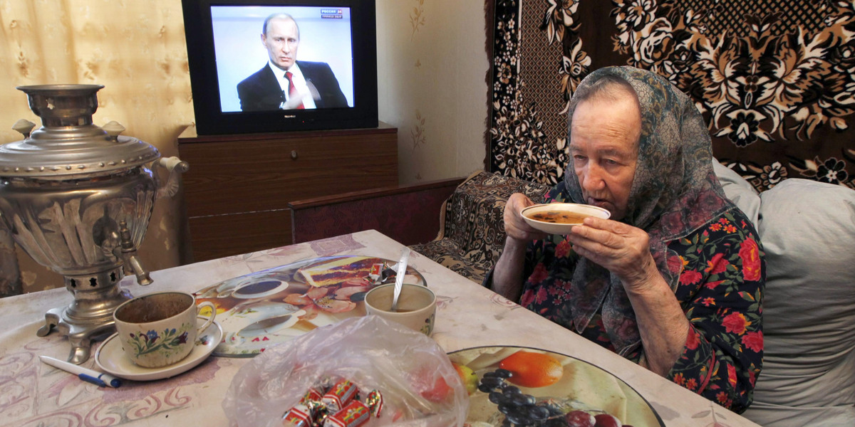 Starsza kobieta i Putin