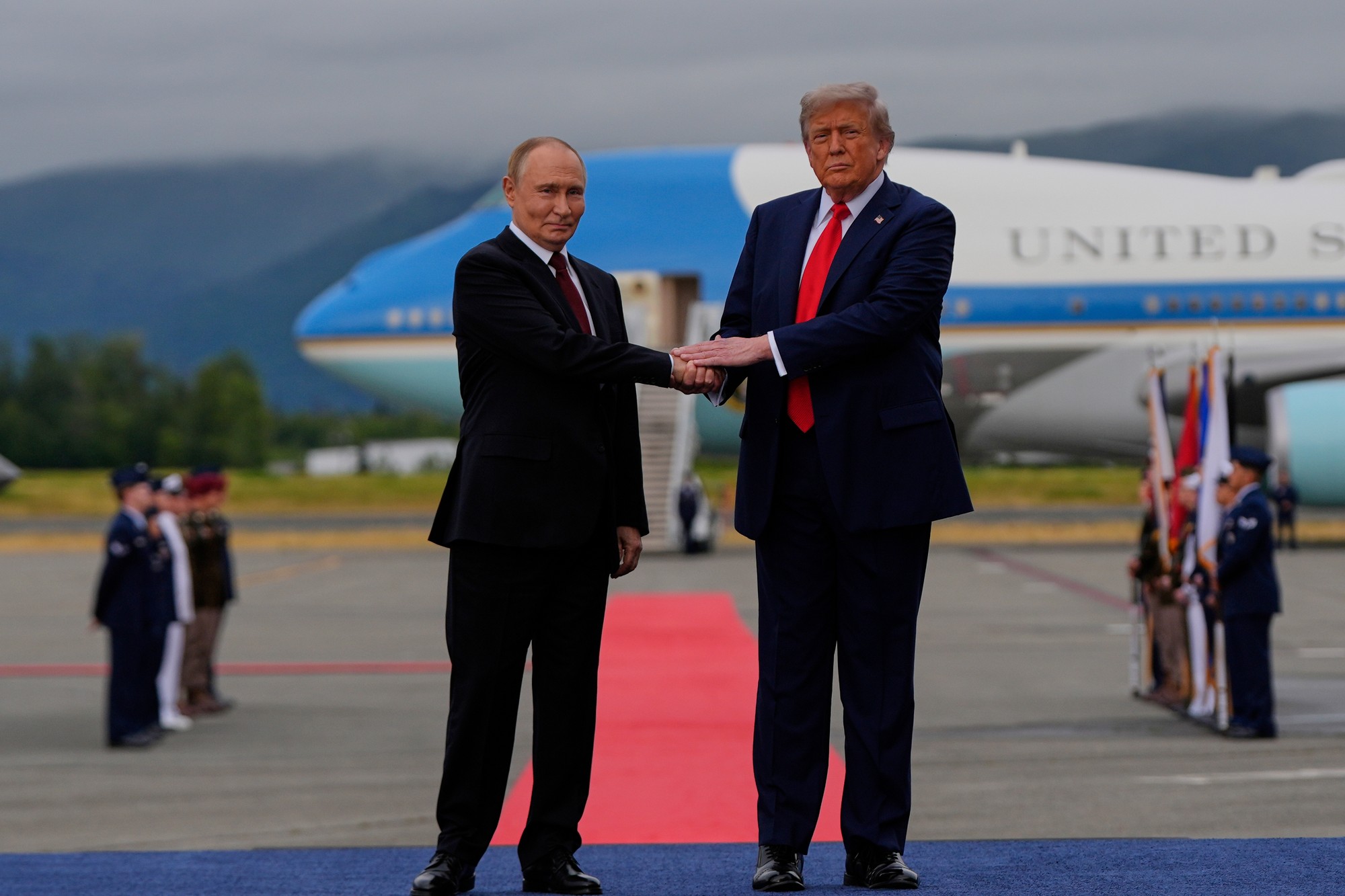 Prezident Donald Trump víta ruského prezidenta Vladimira Putina v piatok 15. augusta 2025 na spoločnej základni Elmendorf-Richardson na Aljaške.