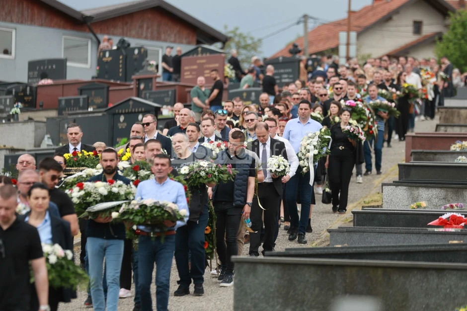 sahrana-porodica-Todorovic-foto-S-Pasalic-ringier-6-watermarked-scaled