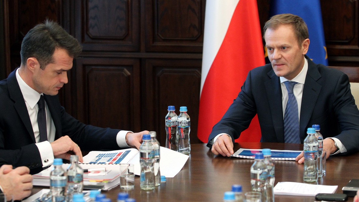 Premier Donald Tusk, który od kilku dni podsumowuje sytuację w ministerstwach, po spotkaniu z ministrami Mikołajem Budzanowskim i Sławomirem Nowakiem ocenił sytuację w resortach skarbu i transportu. Wyjaśnił też, że do głównych tematów rozmów należało dziś m.in. bezpieczeństwo energetyczne, gaz łupkowy i energetyka jądrowa, a także sytuacja w PKP i stan przygotowań do Euro 2012.