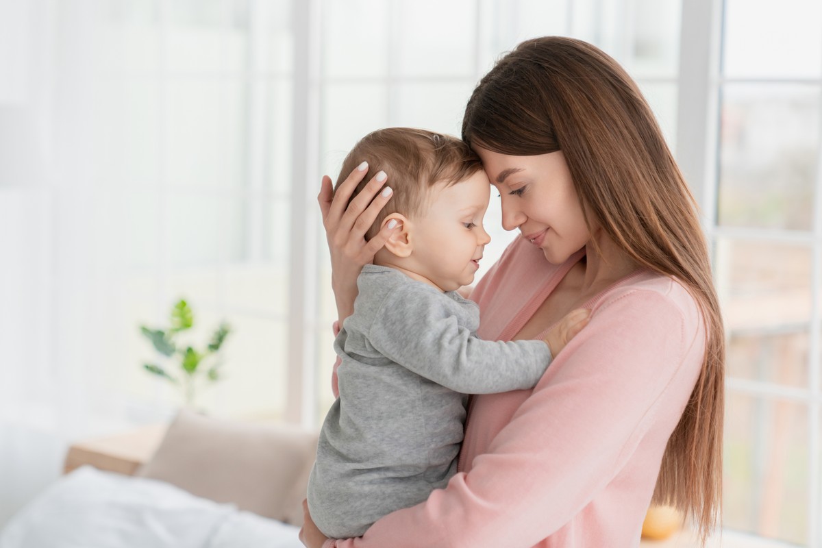młoda mama z małym dzieckiem na rękach
