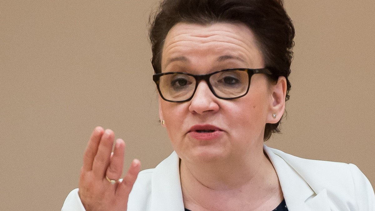 - Celem zmian jest usunięcie tego, co przeszkadza w kształceniu naszych dzieci - mówiła w trakcie prezentacji planowanych reform, minister edukacji narodowej Anna Zalewska. Zmiany w systemie szkolnictwa rozpoczną się w 2017 roku.